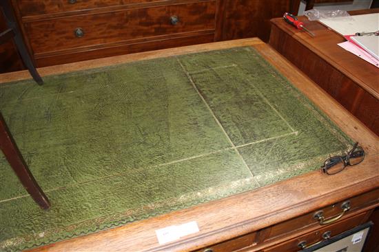 An Edwardian walnut pedestal desk, with later green skiver and nine drawers, W.152cm D.84cm H.76cm